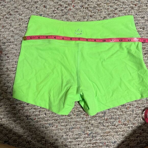Beyond Yoga SpaceDyed Neon Green Shorts 3”- Size Small - Picture 6 of 7